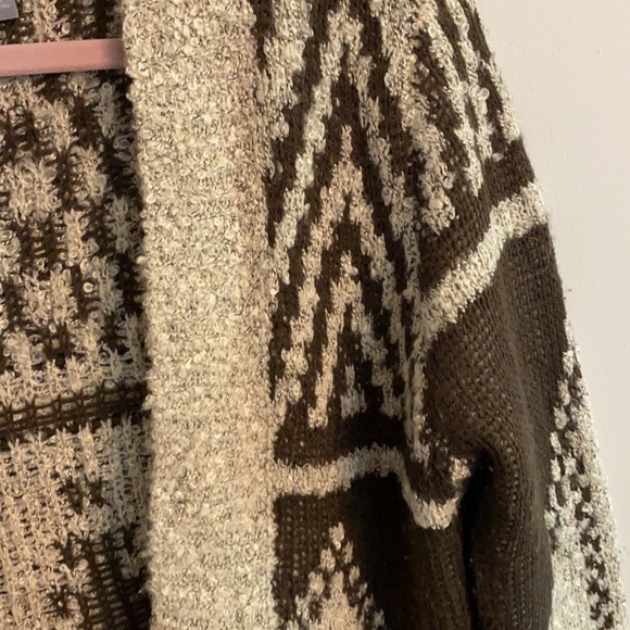 ⭐️ 2/$10 -sweater - Picture 2 of 4